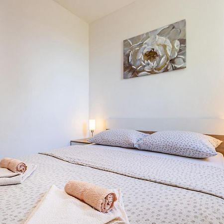 Private Accommodation Стара Башка Екстер'єр фото